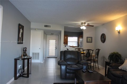 Condo in Sunrise, Florida, 2 bedrooms  № 2076531 - photo 4