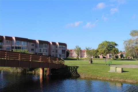 Condo in Sunrise, Florida, 2 bedrooms  № 2076531 - photo 13