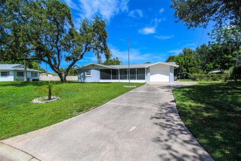 House in Sarasota, Florida 3 bedrooms, 163.97 sq.m. № 220790 - photo 1