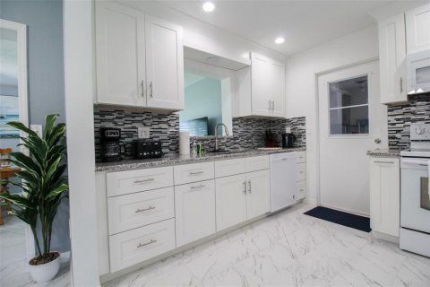 House in Sarasota, Florida 3 bedrooms, 163.97 sq.m. № 220790 - photo 15