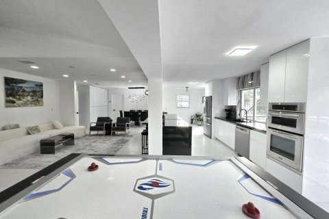 House in Wellington, Florida 5 bedrooms, 315.87 sq.m. № 2177040 - photo 27