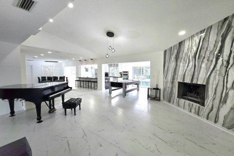 House in Wellington, Florida 5 bedrooms, 315.87 sq.m. № 2177040 - photo 3