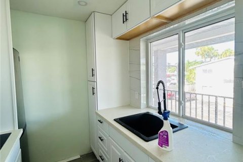 Copropriété à vendre à Sarasota, Floride: 2 chambres, 67.63 m2 № 1722646 - photo 4