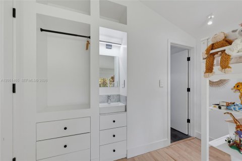 House in Miami, Florida 4 bedrooms, 228.17 sq.m. № 2193699 - photo 15