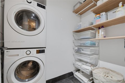House in Miami, Florida 4 bedrooms, 228.17 sq.m. № 2193699 - photo 20