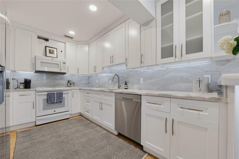 House in Miami, Florida 4 bedrooms, 228.17 sq.m. № 2193699 - photo 10