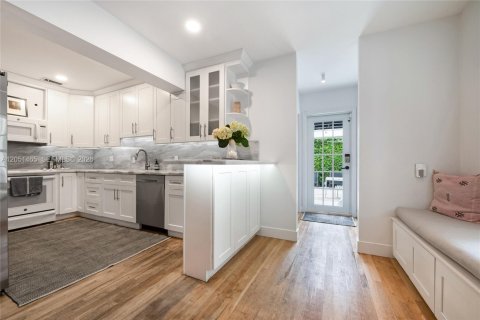 House in Miami, Florida 4 bedrooms, 228.17 sq.m. № 2193699 - photo 9