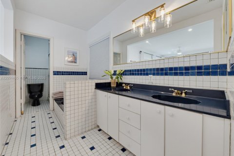 House in Miami, Florida 4 bedrooms, 228.17 sq.m. № 2193699 - photo 12