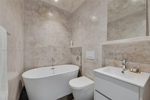 House in Miami, Florida 4 bedrooms, 228.17 sq.m. № 2193699 - photo 17