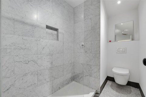 House in Miami, Florida 4 bedrooms, 228.17 sq.m. № 2193699 - photo 14