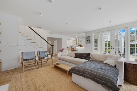 House in Miami, Florida 4 bedrooms, 228.17 sq.m. № 2193699 - photo 6