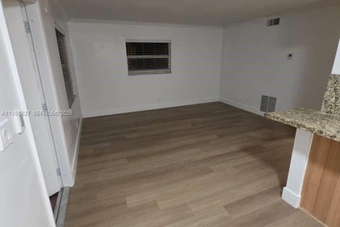 Снять в аренду кондоминиум в Форт-Лодердейл, Флорида 2 спальни, 68.75м2, № 2006063 - фото 9