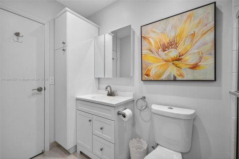 Condo in Lauderdale Lakes, Florida, 1 bedroom  № 2014028 - photo 23