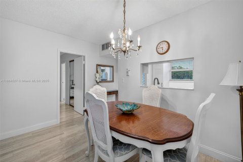 Condo in Lauderdale Lakes, Florida, 1 bedroom  № 2014028 - photo 16