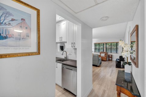 Condo in Lauderdale Lakes, Florida, 1 bedroom  № 2014028 - photo 4