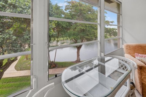 Condo in Lauderdale Lakes, Florida, 1 bedroom  № 2014028 - photo 12