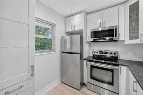 Condo in Lauderdale Lakes, Florida, 1 bedroom  № 2014028 - photo 25