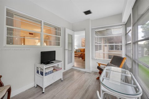 Condo in Lauderdale Lakes, Florida, 1 bedroom  № 2014028 - photo 13