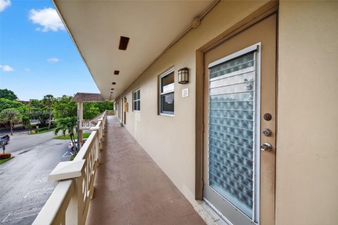 Condo in Lauderdale Lakes, Florida, 1 bedroom  № 2014028 - photo 26