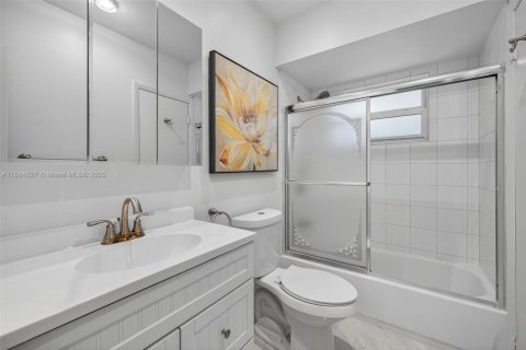 Condo in Lauderdale Lakes, Florida, 1 bedroom  № 2014028 - photo 22