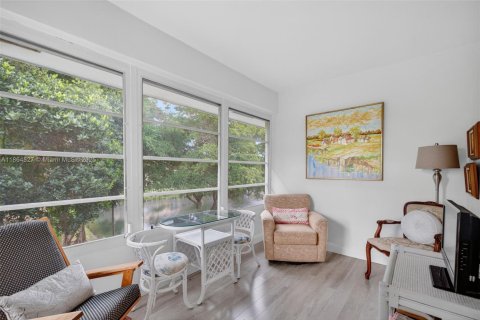 Condo in Lauderdale Lakes, Florida, 1 bedroom  № 2014028 - photo 10