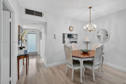 Condo in Lauderdale Lakes, Florida, 1 bedroom  № 2014028 - photo 15
