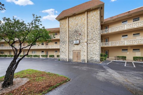 Condo in Lauderdale Lakes, Florida, 1 bedroom  № 2014028 - photo 28