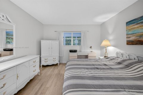 Condo in Lauderdale Lakes, Florida, 1 bedroom  № 2014028 - photo 20