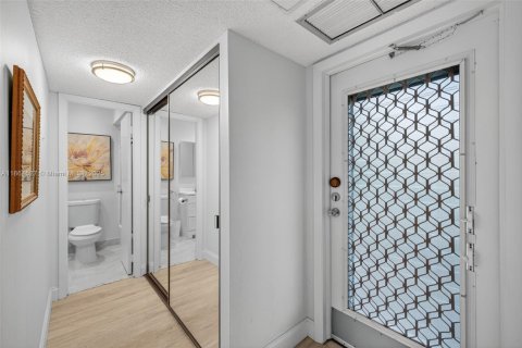 Condo in Lauderdale Lakes, Florida, 1 bedroom  № 2014028 - photo 24