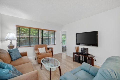 Condo in Lauderdale Lakes, Florida, 1 bedroom  № 2014028 - photo 7