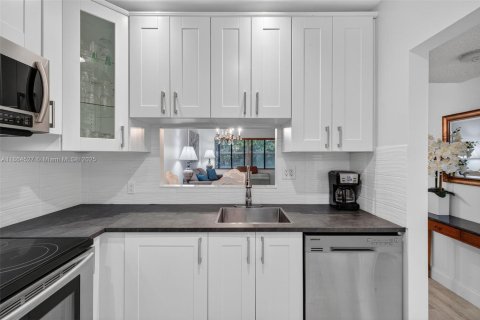 Condo in Lauderdale Lakes, Florida, 1 bedroom  № 2014028 - photo 3