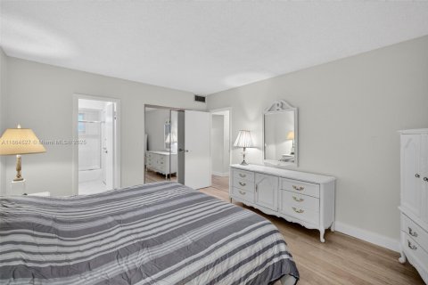 Condo in Lauderdale Lakes, Florida, 1 bedroom  № 2014028 - photo 21