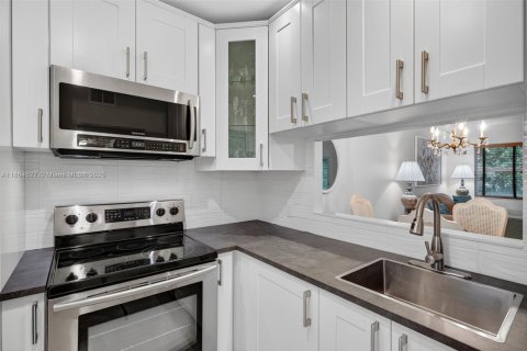 Condo in Lauderdale Lakes, Florida, 1 bedroom  № 2014028 - photo 2