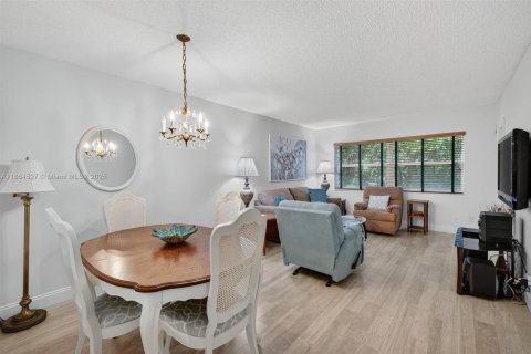 Condo in Lauderdale Lakes, Florida, 1 bedroom  № 2014028 - photo 5