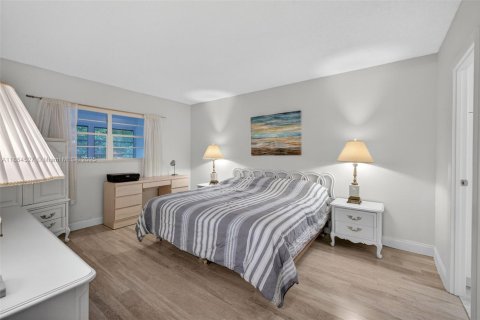 Condo in Lauderdale Lakes, Florida, 1 bedroom  № 2014028 - photo 18