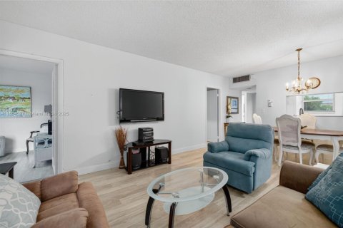 Condo in Lauderdale Lakes, Florida, 1 bedroom  № 2014028 - photo 9