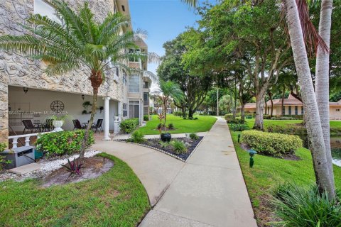 Condo in Lauderdale Lakes, Florida, 1 bedroom  № 2014028 - photo 30