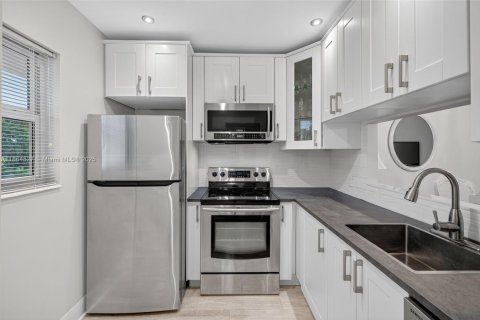 Condo in Lauderdale Lakes, Florida, 1 bedroom  № 2014028