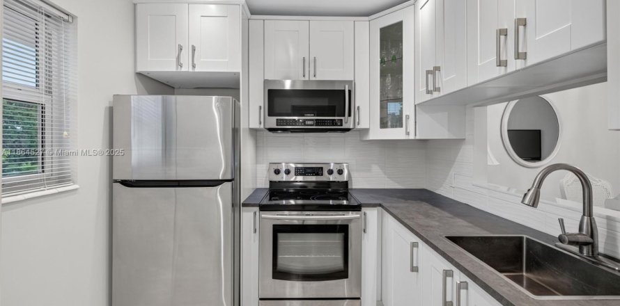 Condo in Lauderdale Lakes, Florida, 1 bedroom  № 2014028