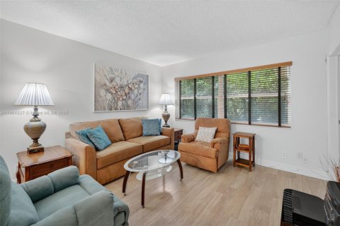 Condo in Lauderdale Lakes, Florida, 1 bedroom  № 2014028 - photo 8