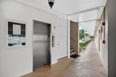 Condo in Lauderdale Lakes, Florida, 1 bedroom  № 2014028 - photo 27