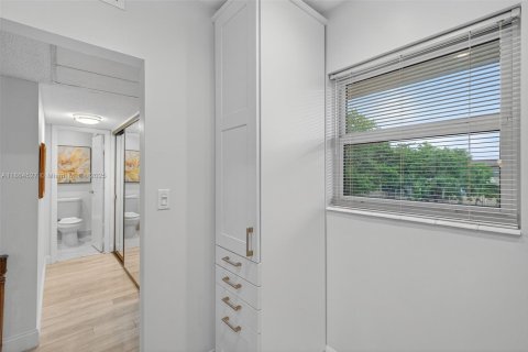 Condo in Lauderdale Lakes, Florida, 1 bedroom  № 2014028 - photo 17