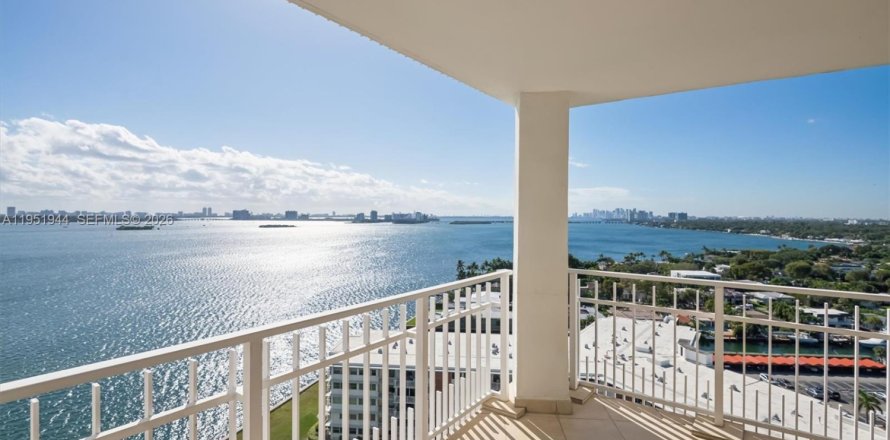 Condominio en Miami, Florida, 2 dormitorios  № 2006096