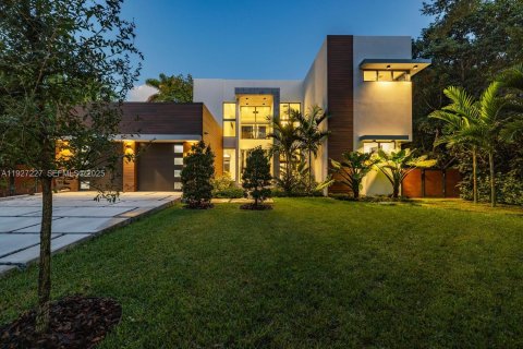 Villa ou maison à vendre à Biscayne Park, Floride: 4 chambres, 363.99 m2 № 1991707 - photo 24