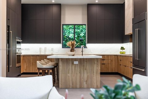 Villa ou maison à vendre à Biscayne Park, Floride: 4 chambres, 363.99 m2 № 1991707 - photo 5