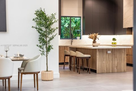 Villa ou maison à vendre à Biscayne Park, Floride: 4 chambres, 363.99 m2 № 1991707 - photo 4