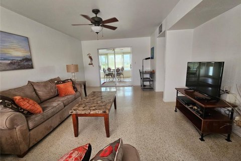 Villa ou maison à louer à Sun City Center, Floride: 2 chambres, 144 m2 № 2304930 - photo 13