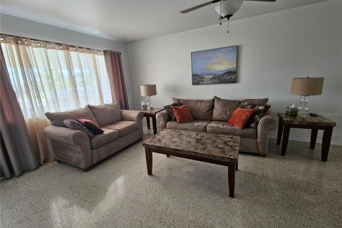 Villa ou maison à louer à Sun City Center, Floride: 2 chambres, 144 m2 № 2304930 - photo 12