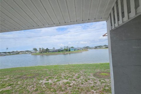 Villa ou maison à louer à Sun City Center, Floride: 2 chambres, 144 m2 № 2304930 - photo 10