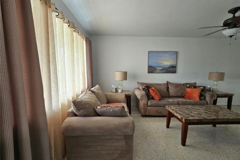 Villa ou maison à louer à Sun City Center, Floride: 2 chambres, 144 m2 № 2304930 - photo 11